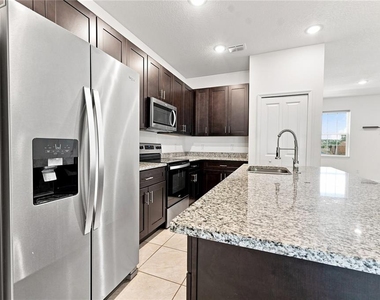 1010 Mayfair Place - Photo Thumbnail 12
