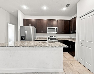 1010 Mayfair Place - Photo Thumbnail 9