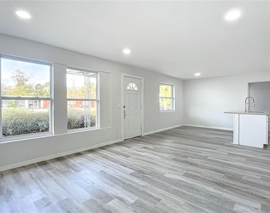 933 Marion Street - Photo Thumbnail 5