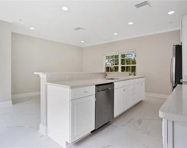 310 E Vanderbilt Street - Photo Thumbnail 14