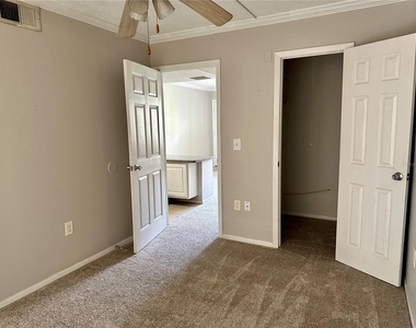 121 Oyster Bay Circle - Photo Thumbnail 5