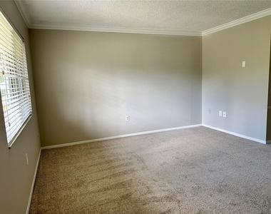 121 Oyster Bay Circle - Photo Thumbnail 7
