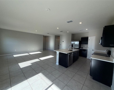 1109 Lexington Lane - Photo Thumbnail 2