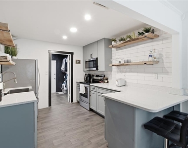 5552 Crissman Drive N - Photo Thumbnail 6
