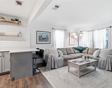 5552 Crissman Drive N - Photo Thumbnail 5