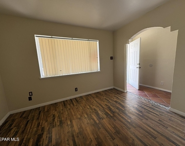10309 Shoshone Street - Photo Thumbnail 5