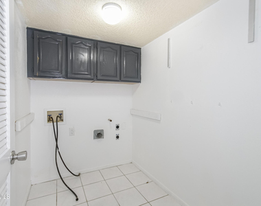 908 Los Pinos Way - Photo Thumbnail 12