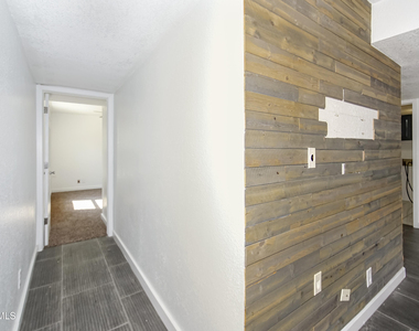 908 Los Pinos Way - Photo Thumbnail 9