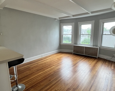 53-55 Davis Avenue - Photo Thumbnail 2