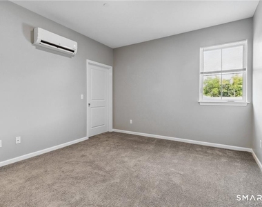 10 Steele Boulevard - Photo Thumbnail 4