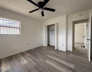 4900 Debeers Drive - Photo Thumbnail 8