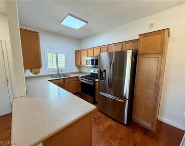 2291 W Horizon Ridge Parkway - Photo Thumbnail 4