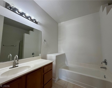 2291 W Horizon Ridge Parkway - Photo Thumbnail 12