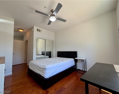 2291 W Horizon Ridge Parkway - Photo Thumbnail 10