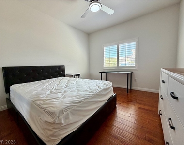 2291 W Horizon Ridge Parkway - Photo Thumbnail 11