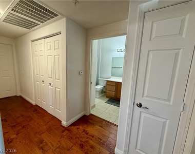 2291 W Horizon Ridge Parkway - Photo Thumbnail 6