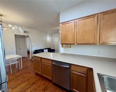 2291 W Horizon Ridge Parkway - Photo Thumbnail 5
