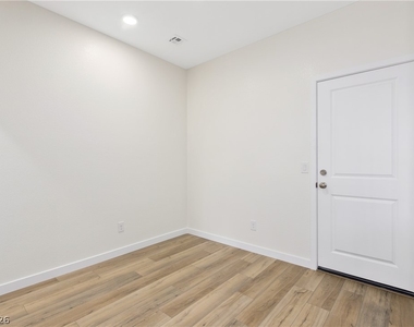 212 Freeport View Place - Photo Thumbnail 9