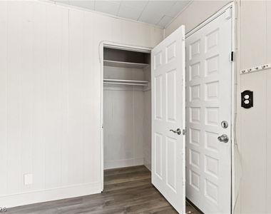 1315 Oakwood Avenue - Photo Thumbnail 8