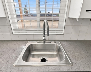 1315 Oakwood Avenue - Photo Thumbnail 12