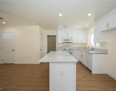 660 San Lorenzo Street - Photo Thumbnail 4