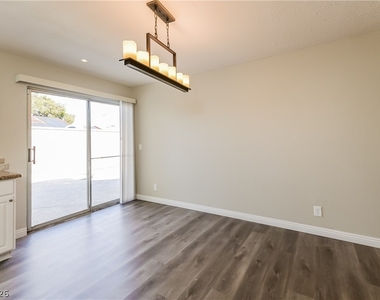 5322 Camden Avenue - Photo Thumbnail 3