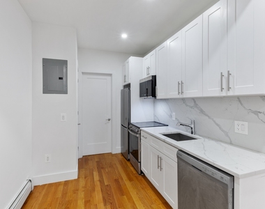 814 Macon Street - Photo Thumbnail 3