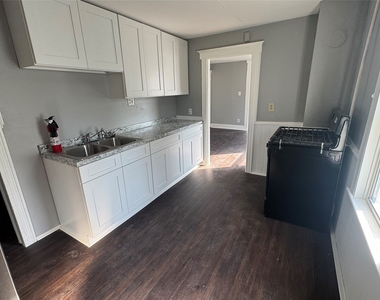 9 Laurel Street - Photo Thumbnail 3