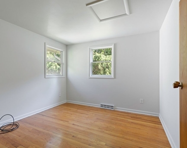 110 Wolcott Terrace - Photo Thumbnail 13