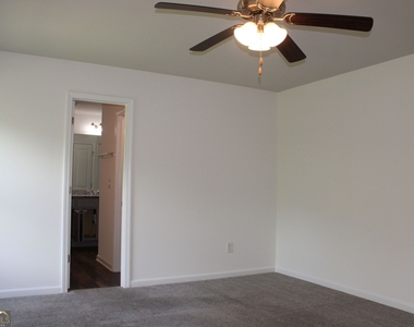 9220 Golfview Circle - Photo Thumbnail 7