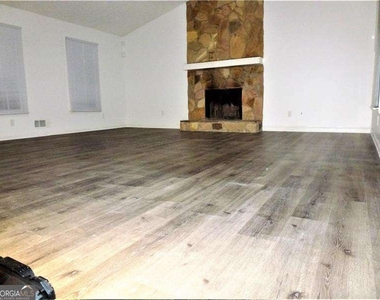 382 Cross Creek Place - Photo Thumbnail 2
