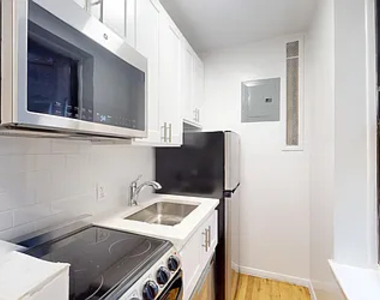 425 East 65th Street - Photo Thumbnail 7