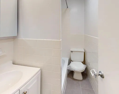 425 East 65th Street - Photo Thumbnail 6