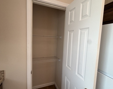 410 E Lawnwood Court - Photo Thumbnail 5
