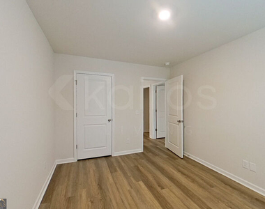 121 Overstreet Way - Photo Thumbnail 12