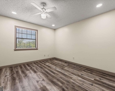 210 Appleby Drive - Photo Thumbnail 18