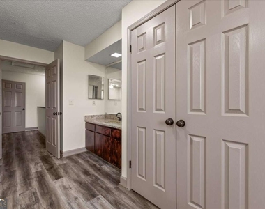210 Appleby Drive - Photo Thumbnail 17