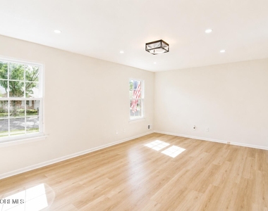 99 Oak Lane - Photo Thumbnail 10