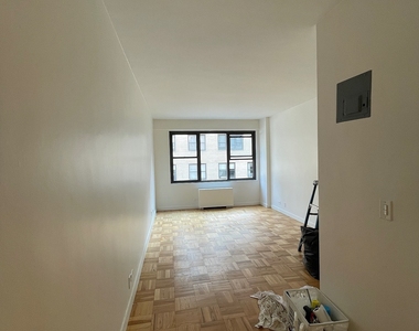 East 49 Street - Photo Thumbnail 1