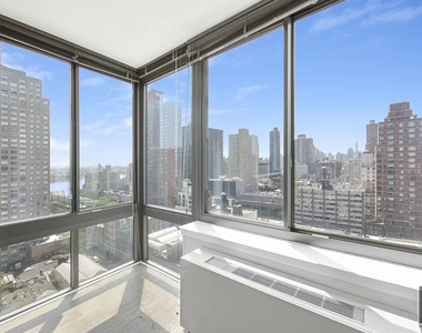 East 92nd Street - Photo Thumbnail 3