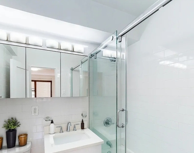East 57 Street - Photo Thumbnail 1