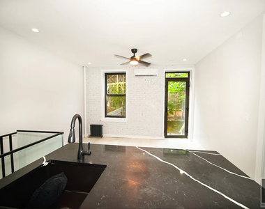 Stanton Street - Photo Thumbnail 3