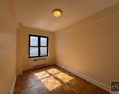 East 56 Street - Photo Thumbnail 7