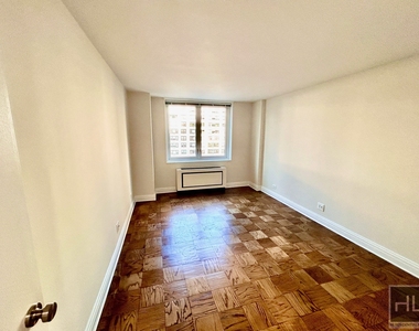 East 71st Street - Photo Thumbnail 2