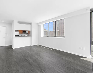 East 92nd Street - Photo Thumbnail 1