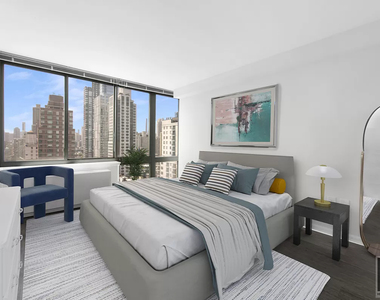 East 92nd Street - Photo Thumbnail 3