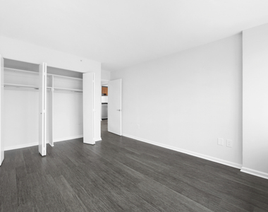 East 92nd Street - Photo Thumbnail 5