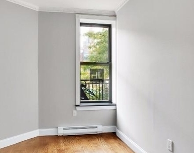 West 52 Street - Photo Thumbnail 5