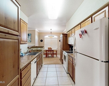 7050 E Sunrise Drive - Photo Thumbnail 8