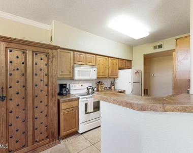 7050 E Sunrise Drive - Photo Thumbnail 6